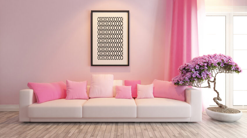 Różowo biały salon z różowymi zasłonami w mieszkaniu